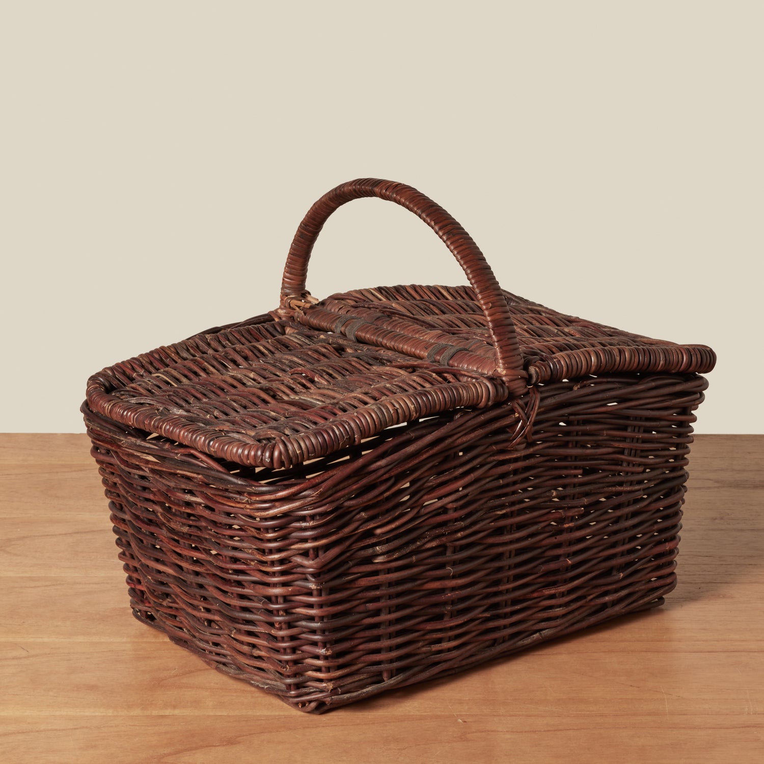 classic picnic basket closed- Number 3