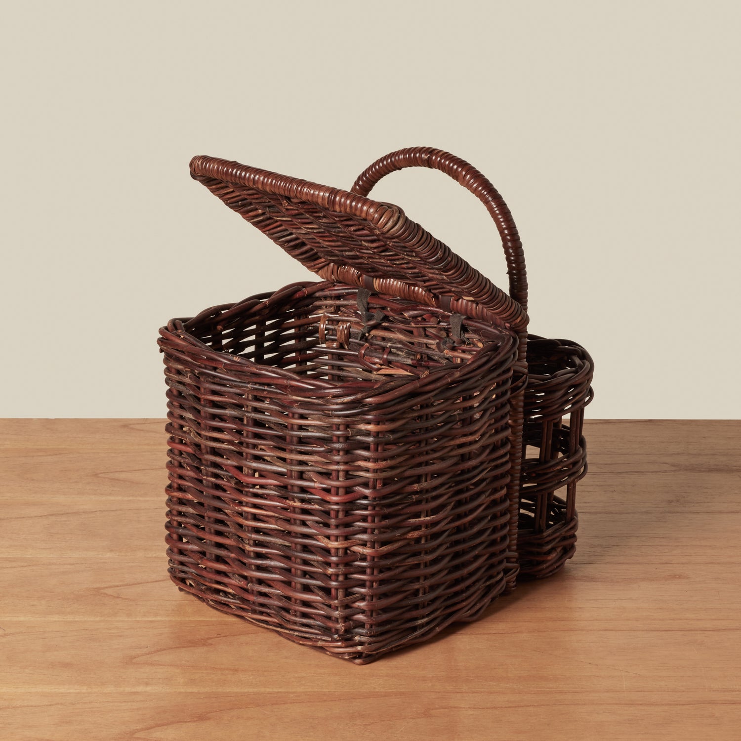 picnic basket with open lid- Number 7