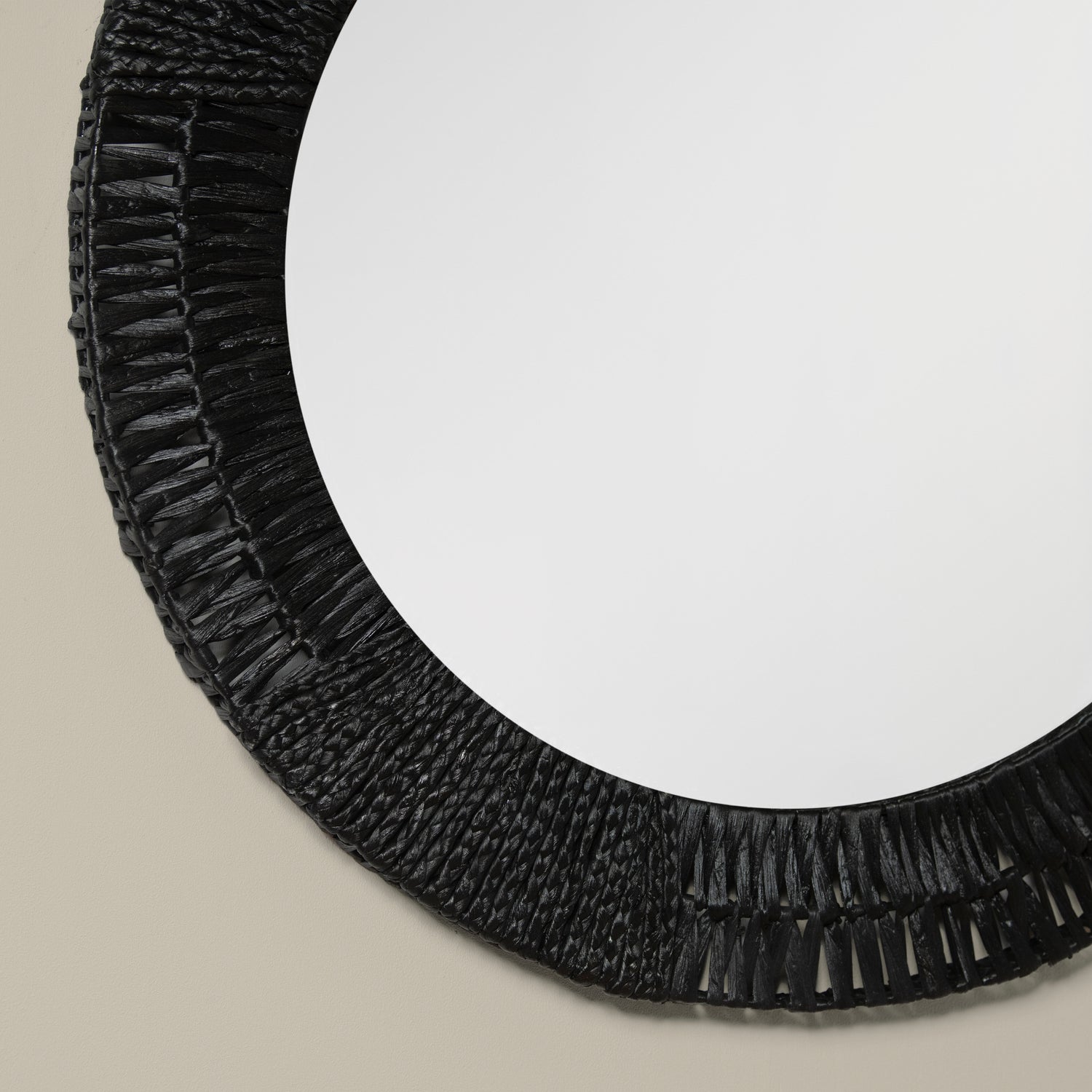 folha round mirror in black detail- Number 6