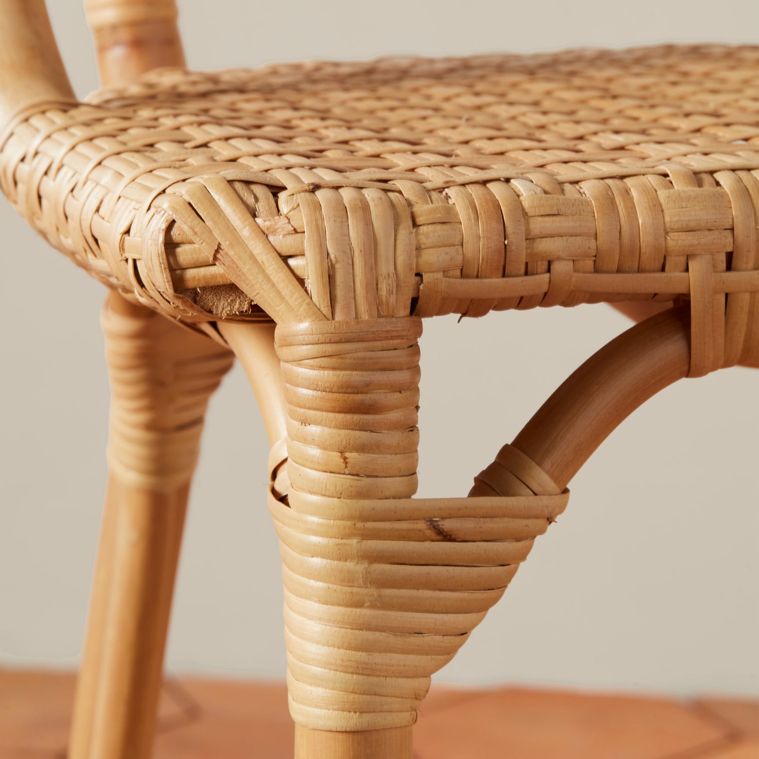 flore counter stool detail