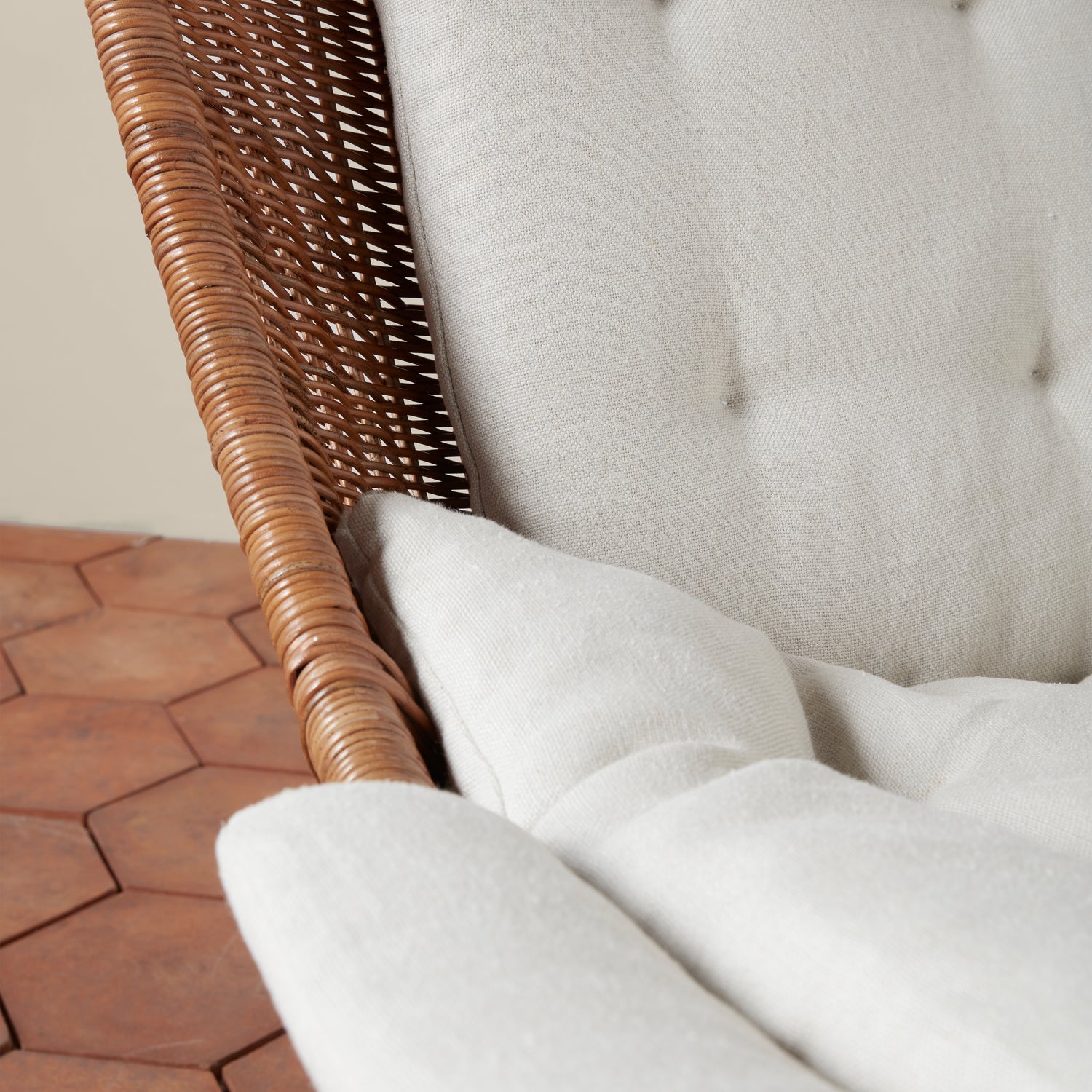 healdsburg wicker swivel chair with cushion detail