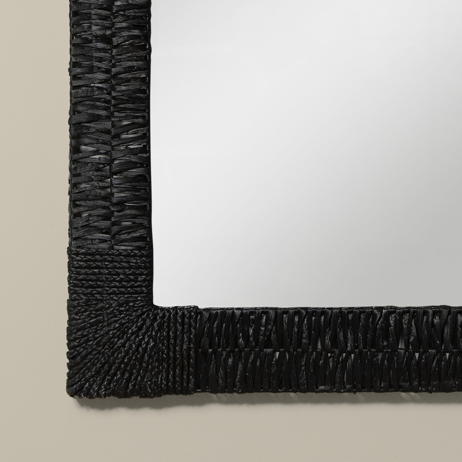 folha rectangular mirror in black detail
